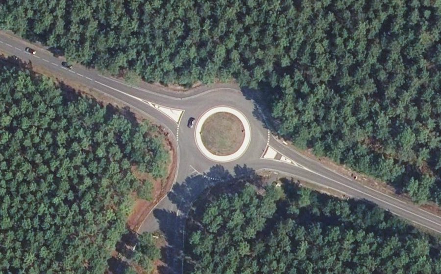 Vue aérienne du Rond-point anonyme n°706108901