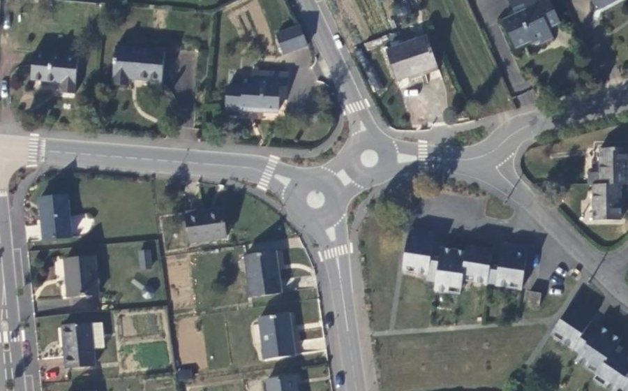 Vue aérienne du Rond-point anonyme n°706202772