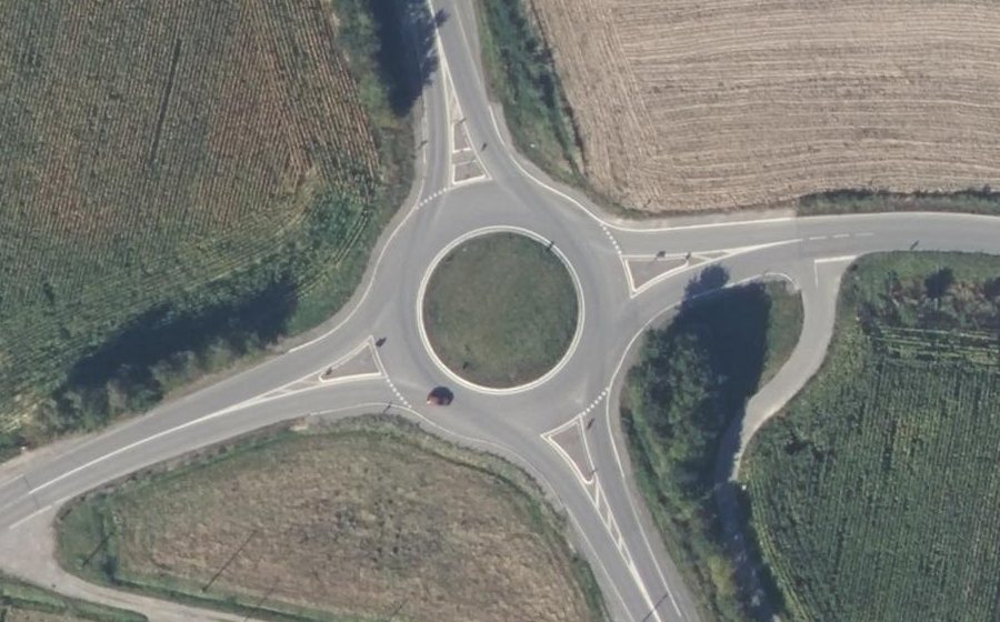 Vue aérienne du Rond-point anonyme n°706203734