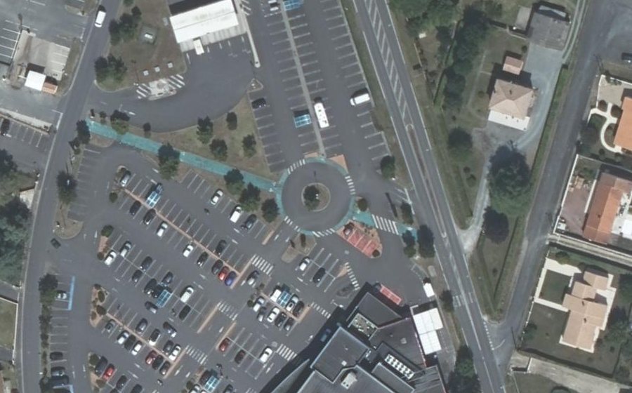Vue aérienne du Rond-point anonyme n°706228963