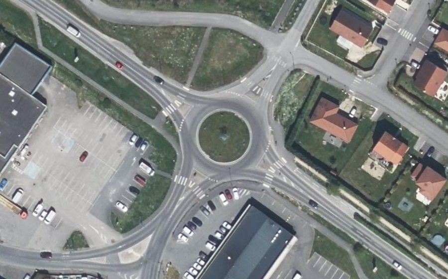 Vue aérienne du Rond-point anonyme n°706472202