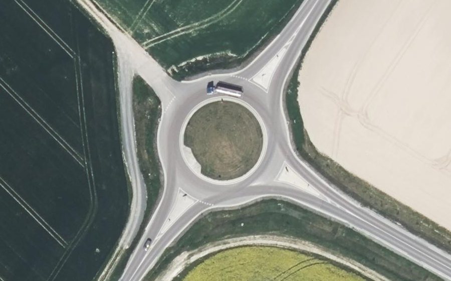 Vue aérienne du Rond-point anonyme n°706474644
