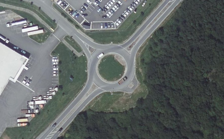 Vue aérienne du Rond-point anonyme n°706495475