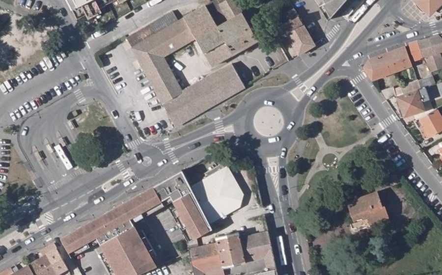 Vue aérienne du Rond-point anonyme n°706580604