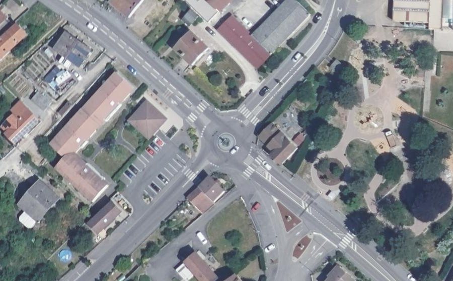 Vue aérienne du Rond-point anonyme n°706667905