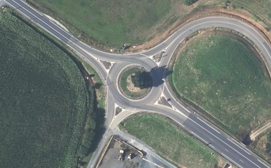 Vue aérienne du Rond-point anonyme n°70673193