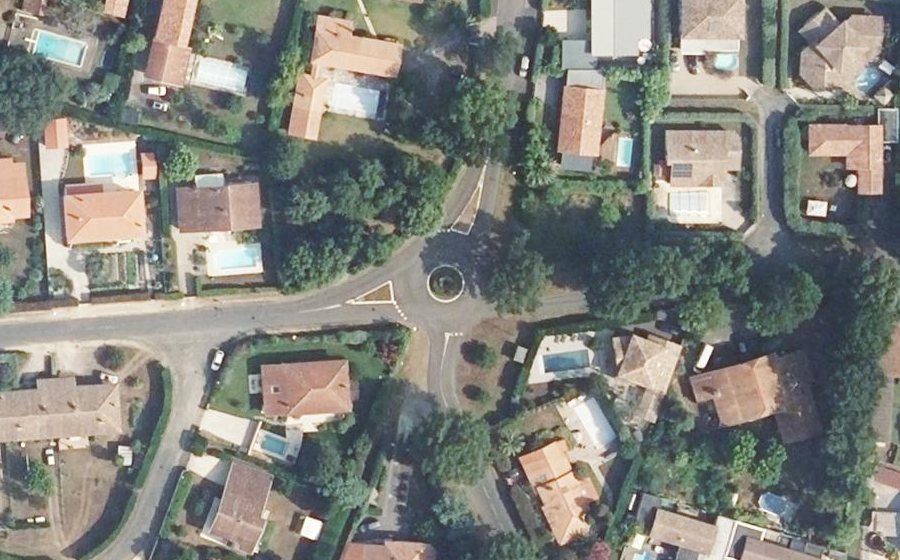 Vue aérienne du Rond-point anonyme n°706739447