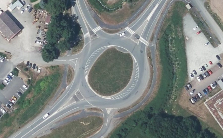 Vue aérienne du Rond-point anonyme n°70690822