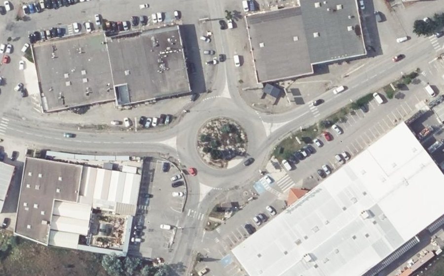 Vue aérienne du Rond-point anonyme n°706934063