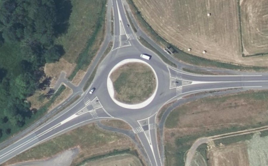 Vue aérienne du Rond-point anonyme n°70704438