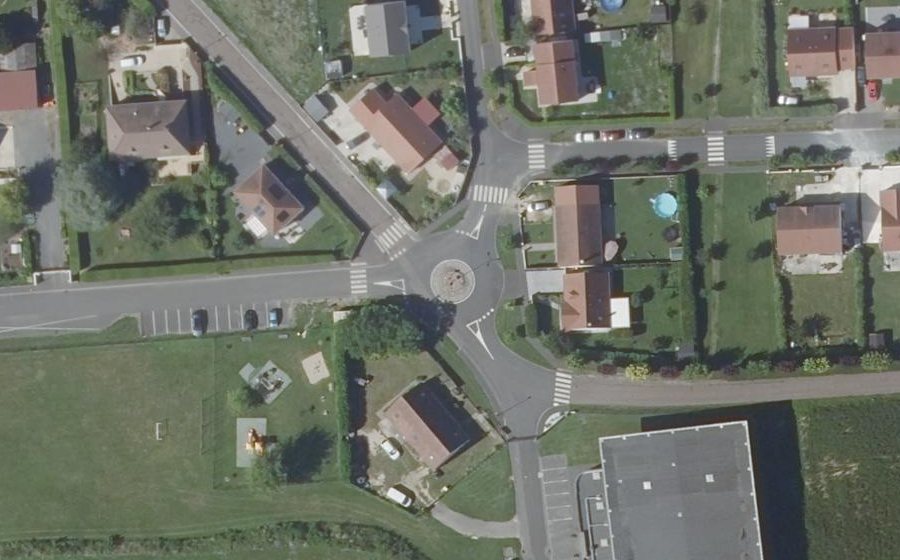 Vue aérienne du Rond-point anonyme n°707072625
