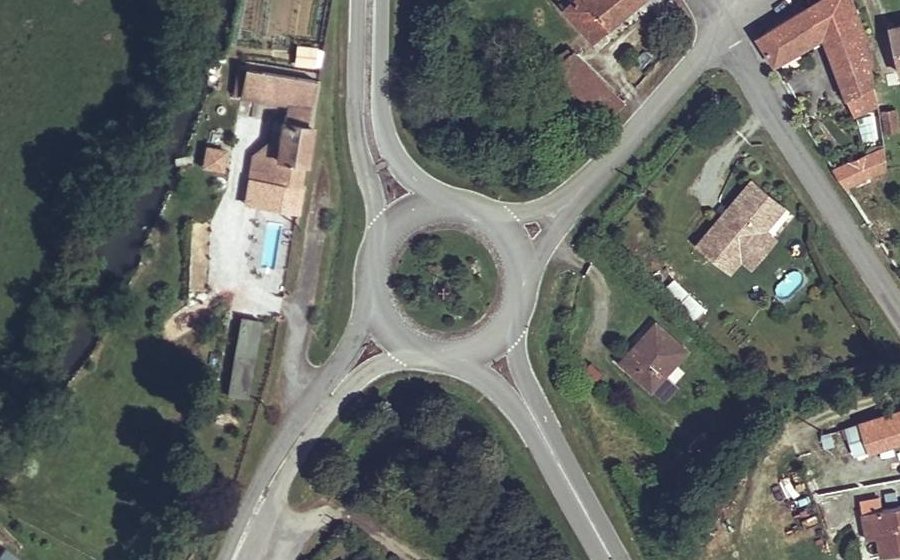 Vue aérienne du Rond-point anonyme n°70709104