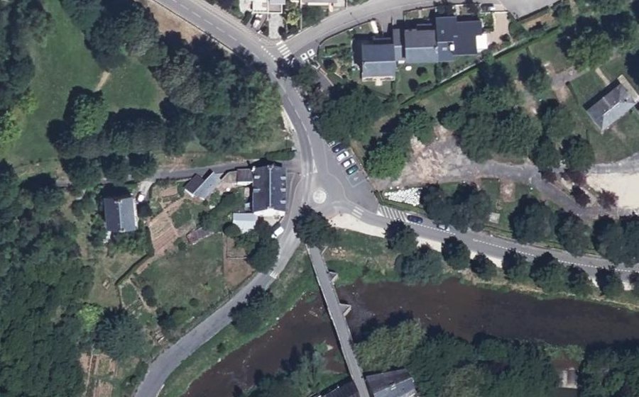 Vue aérienne du Rond-point anonyme n°707268831