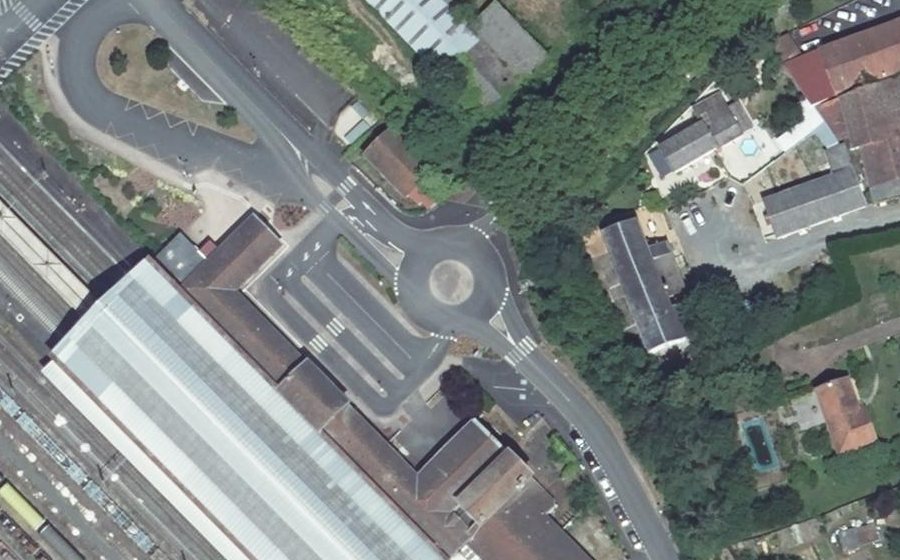 Vue aérienne du Rond-point anonyme n°70728330