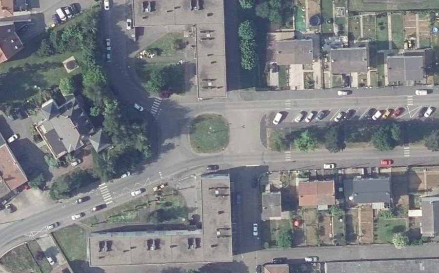 Vue aérienne du Rond-point anonyme n°70742103