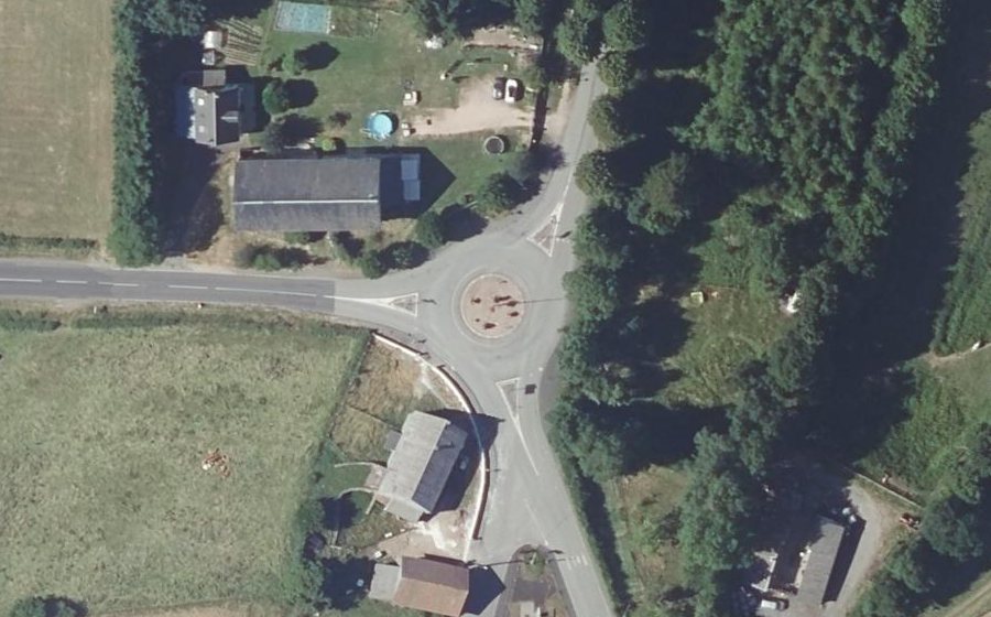Vue aérienne du Rond-point anonyme n°70761432