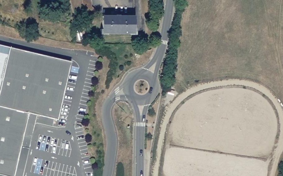 Vue aérienne du Rond-point anonyme n°70779863
