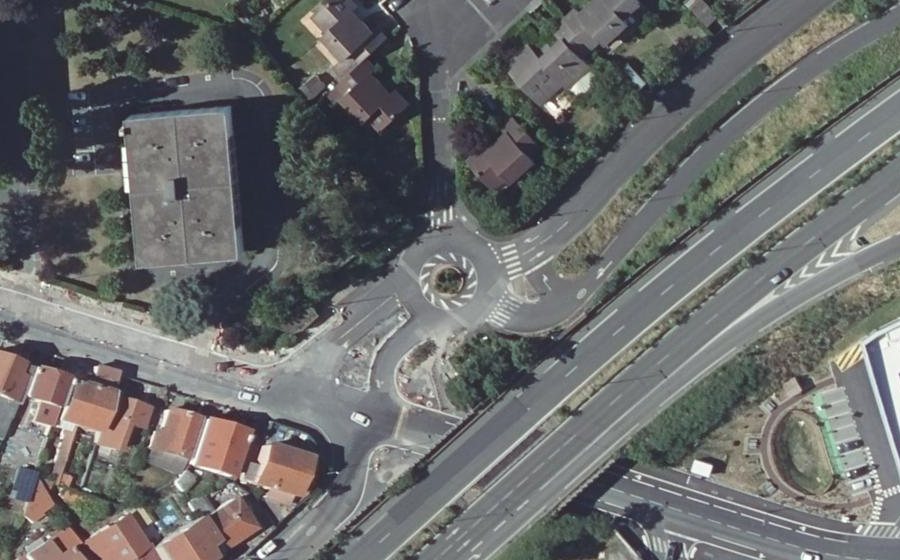 Vue aérienne du Rond-point anonyme n°70784251