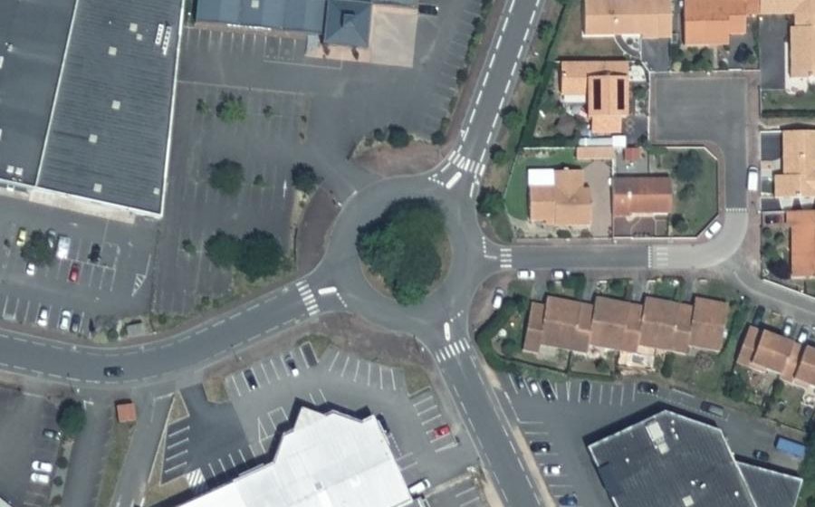Vue aérienne du Rond-point anonyme n°70793646