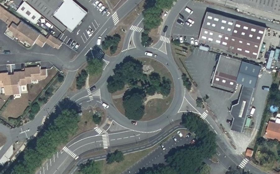 Vue aérienne du Rond-point anonyme n°70796199