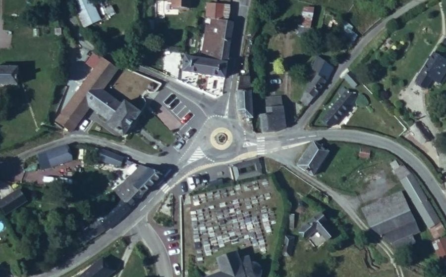 Vue aérienne du Rond-point anonyme n°708196925