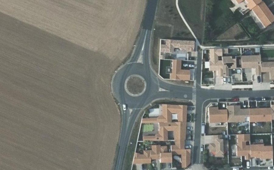 Vue aérienne du Rond-point anonyme n°708429626