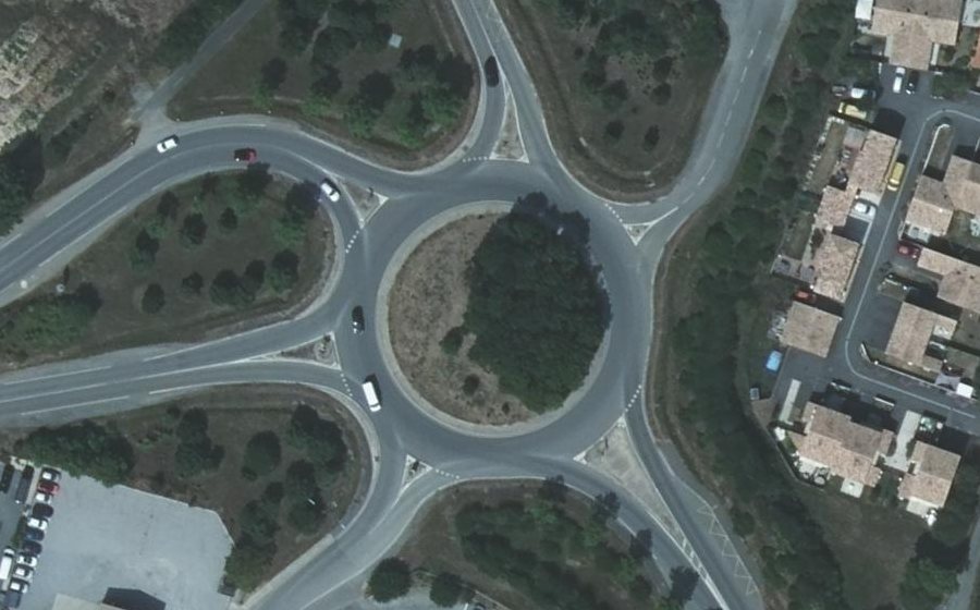 Vue aérienne du Rond-point anonyme n°70845861