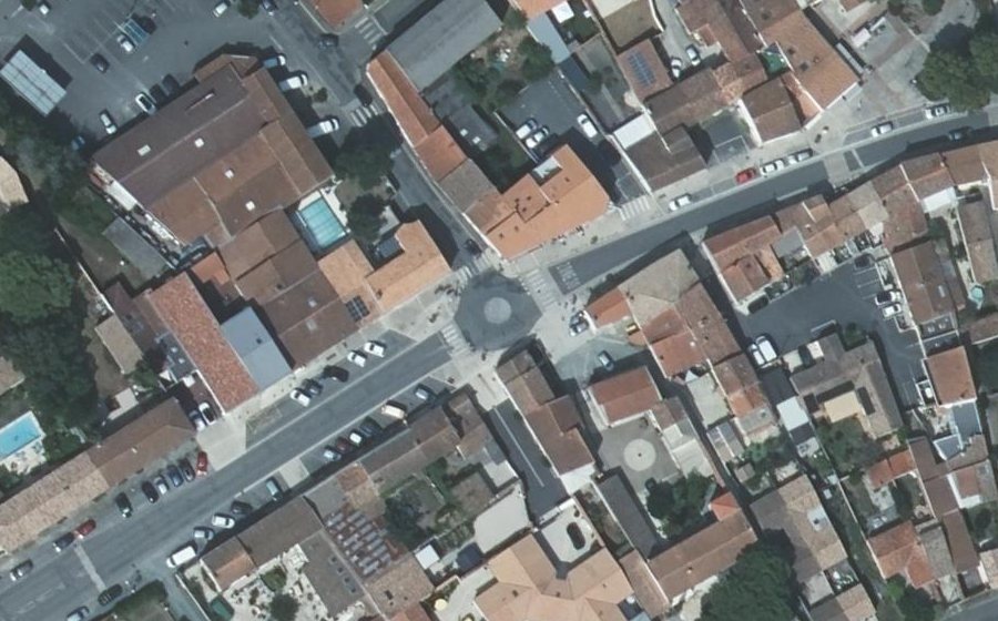 Vue aérienne du Rond-point anonyme n°70847364