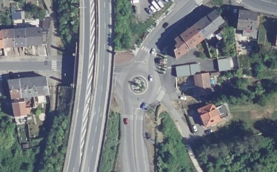 Vue aérienne du Rond-point anonyme n°70848925
