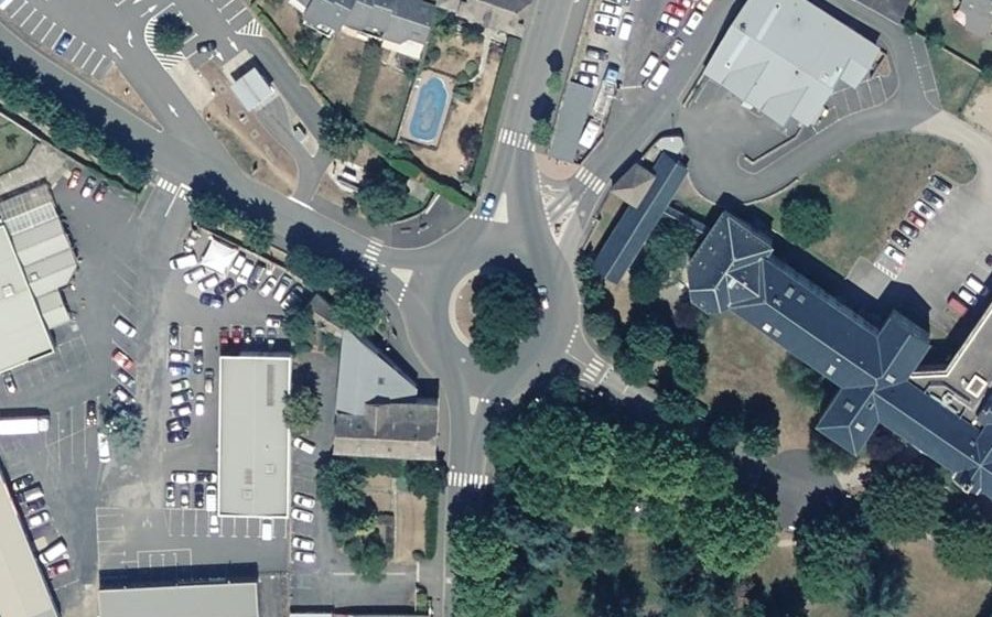 Vue aérienne du Rond-point anonyme n°70849926