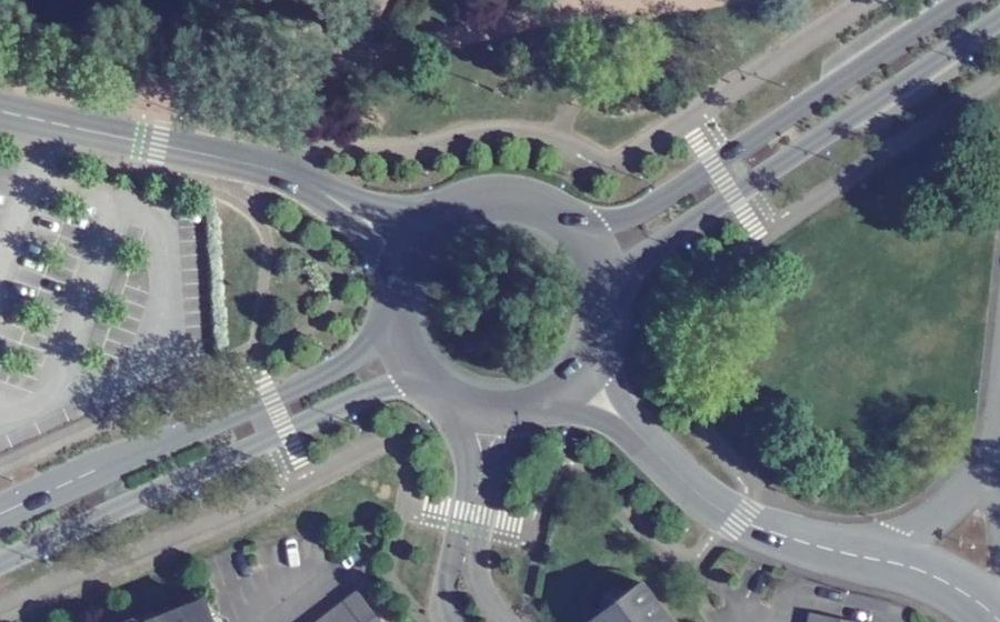 Vue aérienne du Rond-point anonyme n°70850164