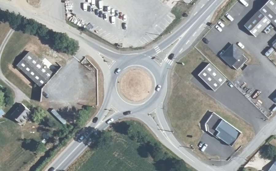 Vue aérienne du Rond-point anonyme n°708659820