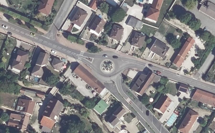 Vue aérienne du Rond-point anonyme n°70881171