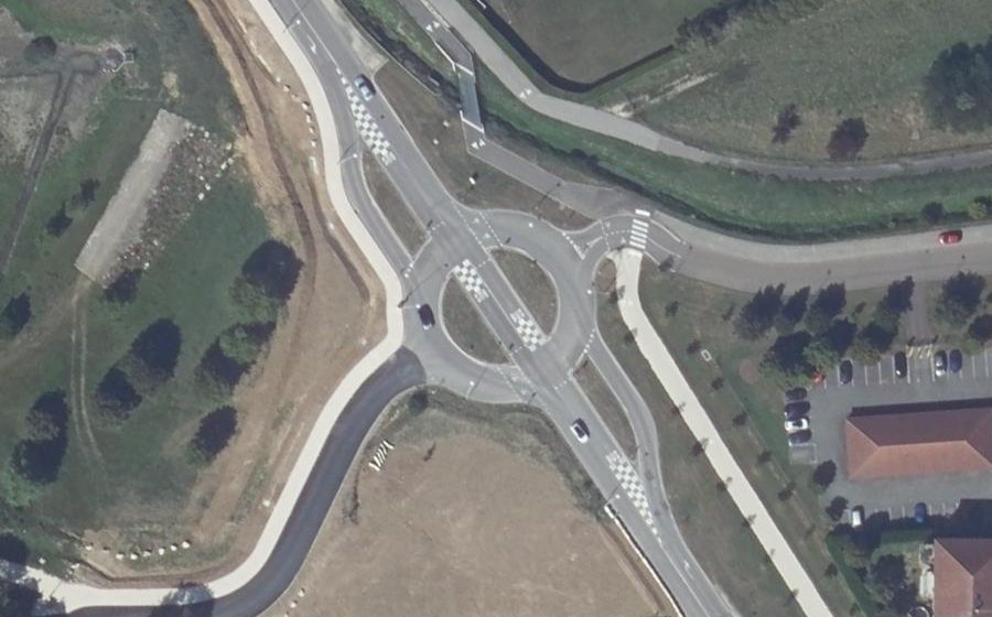 Vue aérienne du Rond-point anonyme n°70881352