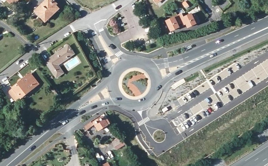 Vue aérienne du Rond-point anonyme n°708816202