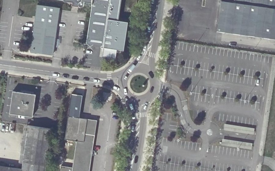 Vue aérienne du Rond-point anonyme n°70881788