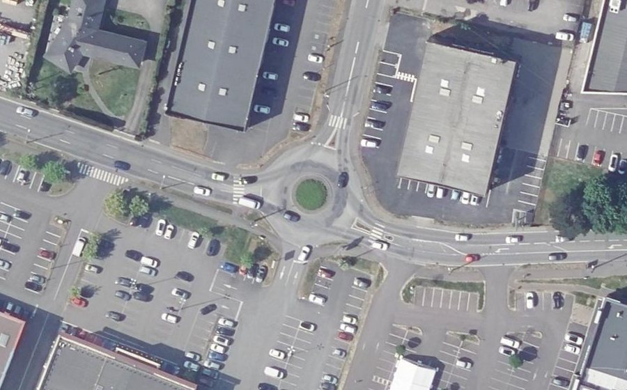 Vue aérienne du Rond-point anonyme n°70906764