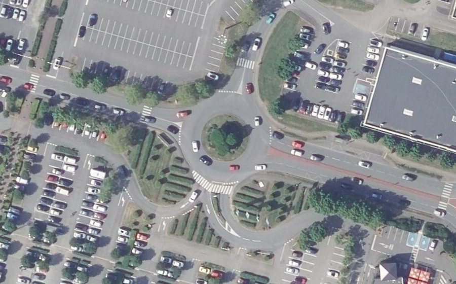 Vue aérienne du Rond-point anonyme n°70906765