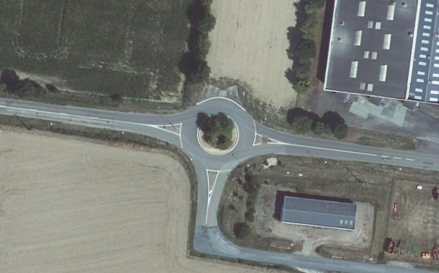 Vue aérienne du Rond-point anonyme n°709169766