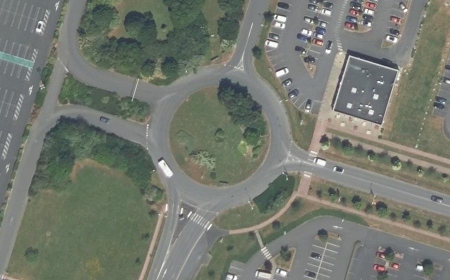 Vue aérienne du Rond-point anonyme n°70930645