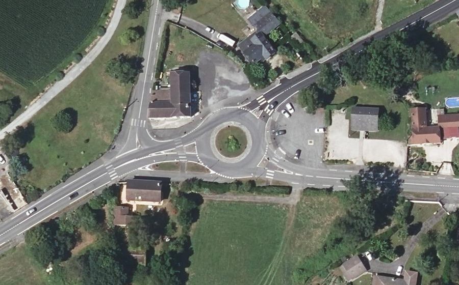 Vue aérienne du Rond-point anonyme n°70930724