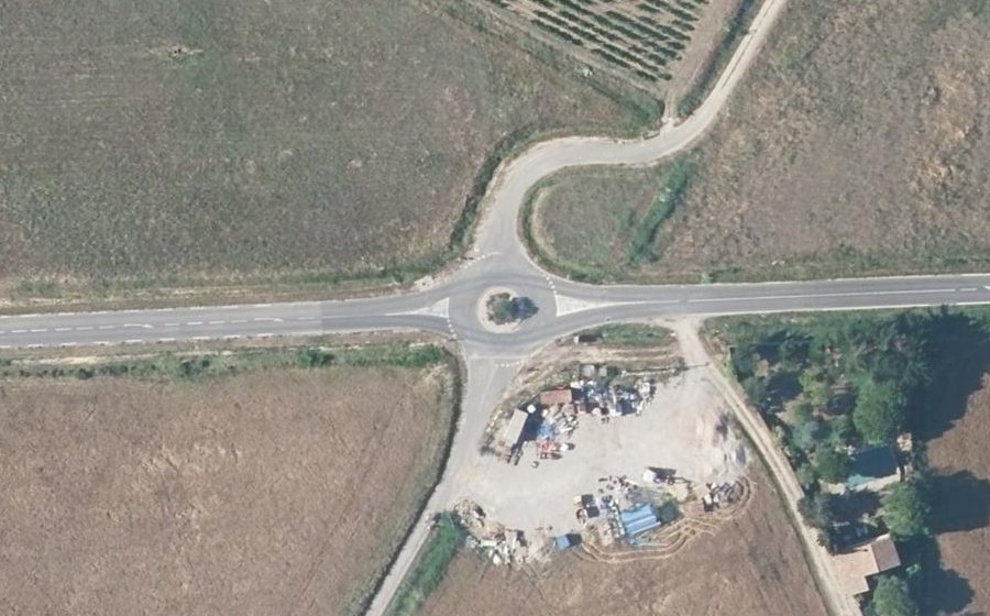 Vue aérienne du Rond-point anonyme n°70948583