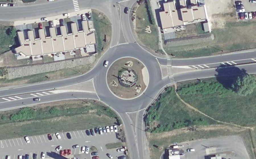 Vue aérienne du Rond-point anonyme n°70954973