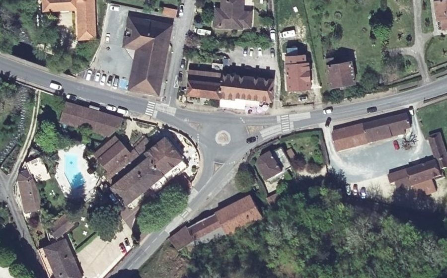 Vue aérienne du Rond-point anonyme n°70979316