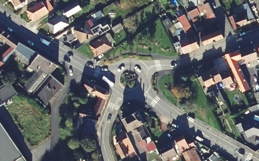 Vue aérienne du Rond-point anonyme n°70984342