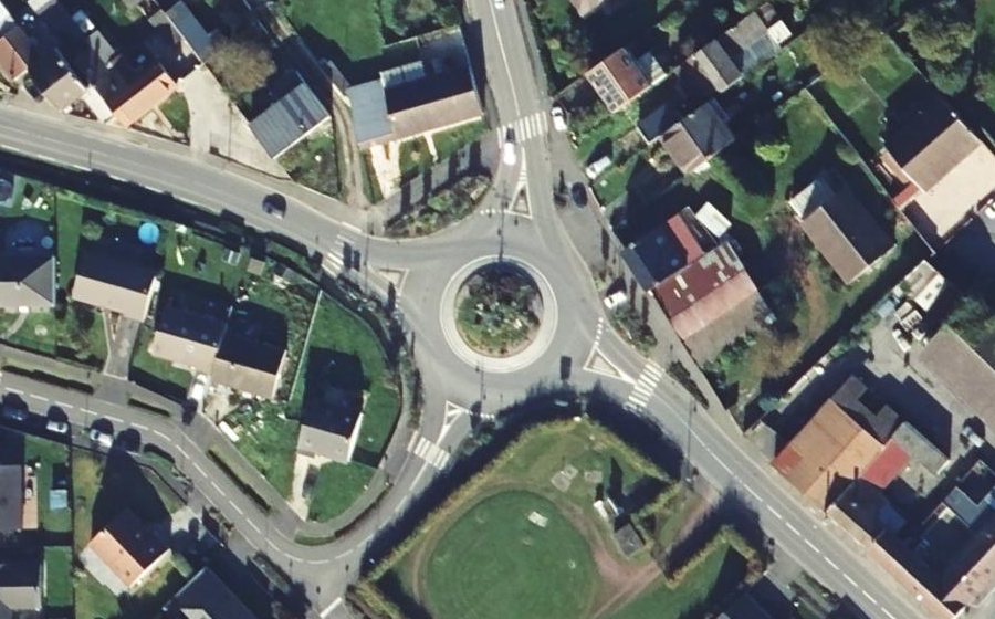 Vue aérienne du Rond-point anonyme n°70984343