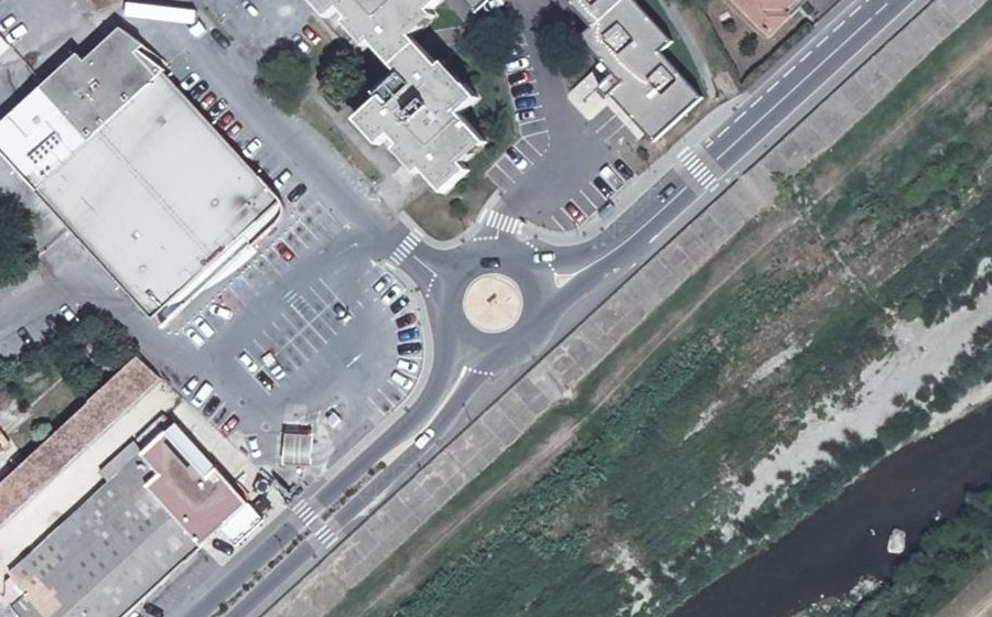 Vue aérienne du Rond-point anonyme n°709899339
