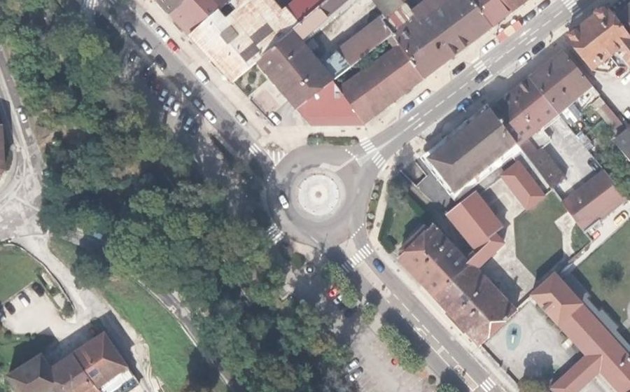 Vue aérienne du Rond-point anonyme n°71032718