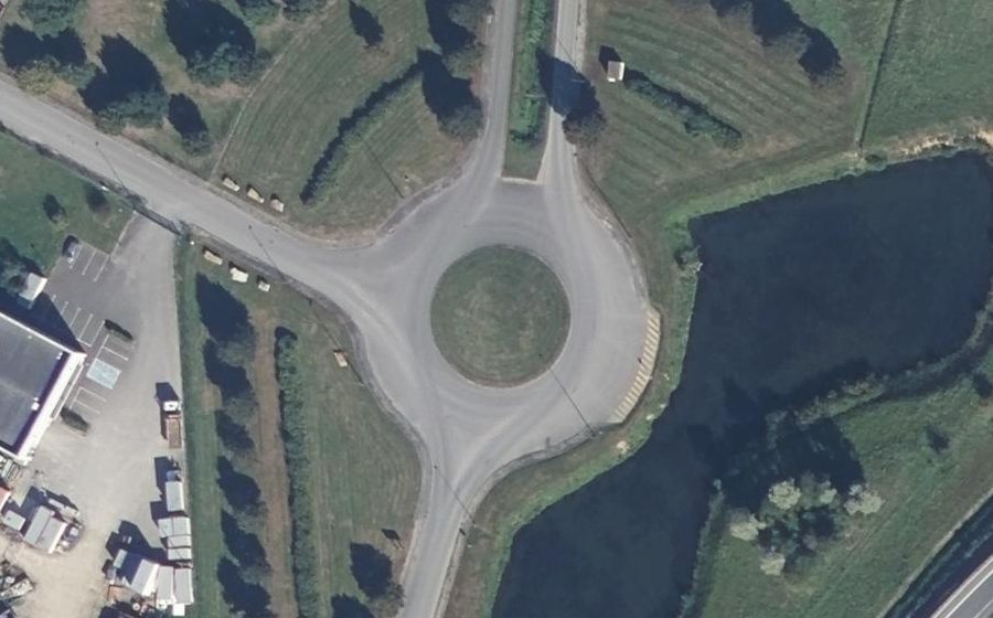 Vue aérienne du Rond-point anonyme n°71040882