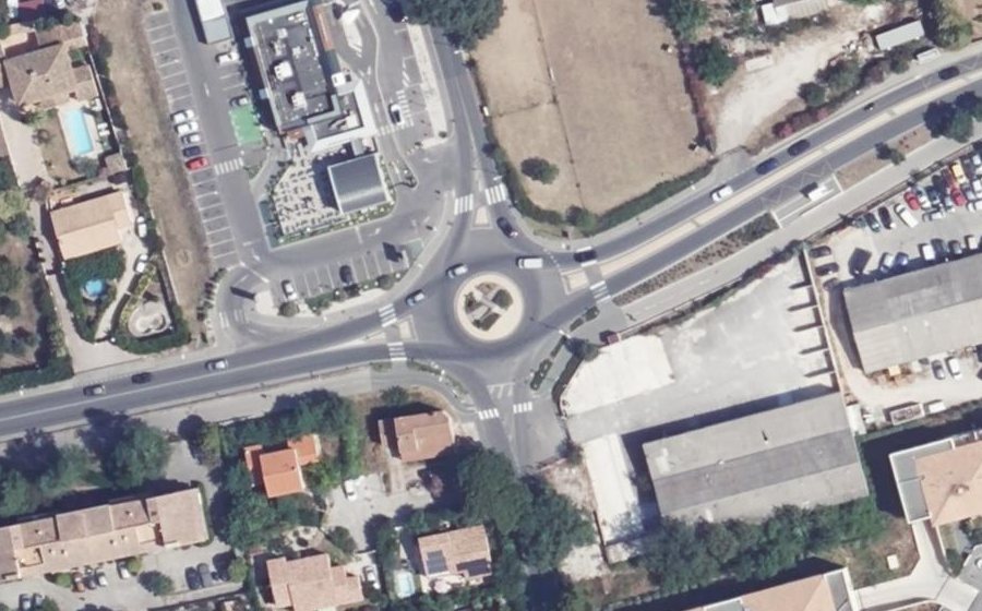 Vue aérienne du Rond-point anonyme n°710493574